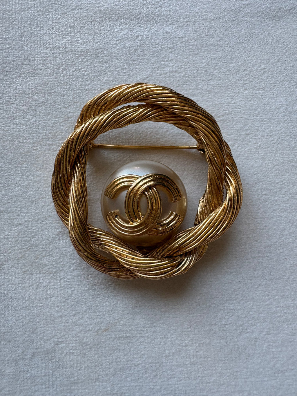 Chanel twisted pearl Broch