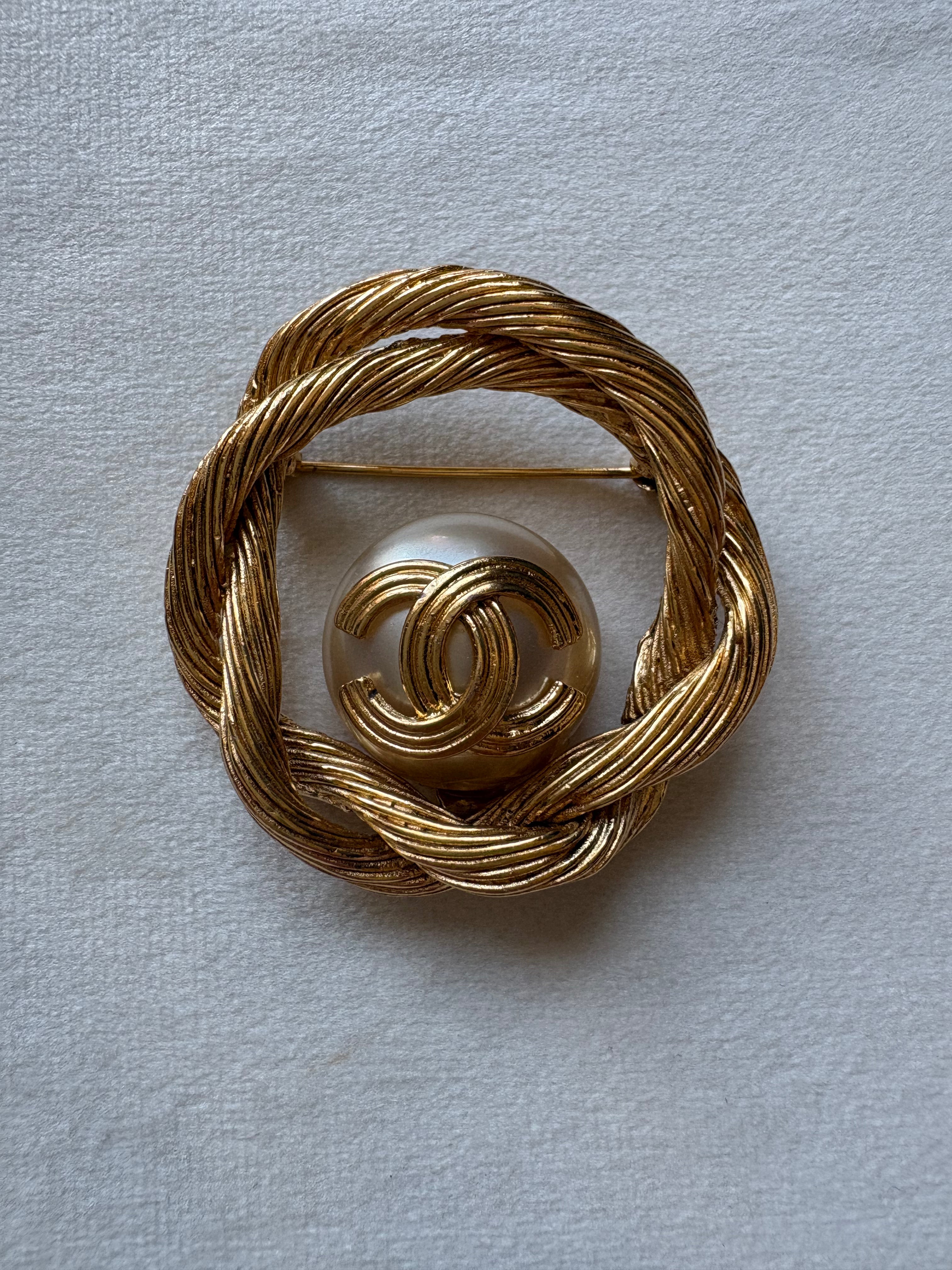 Chanel twisted pearl Broch