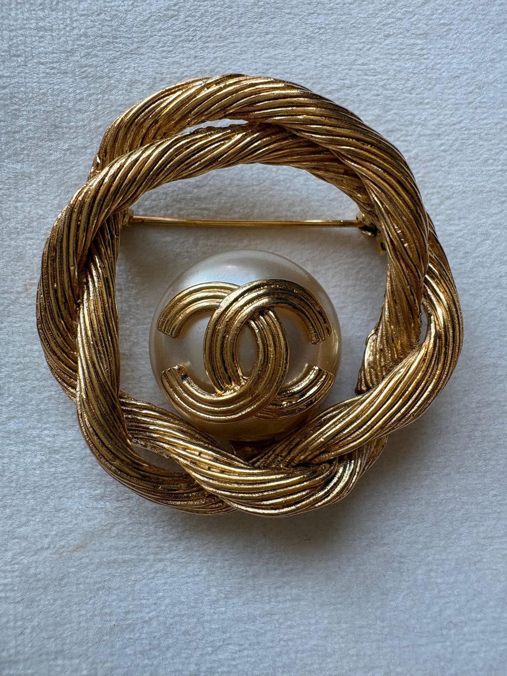 Chanel twisted pearl Broch